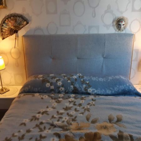 Chambre Lit Double Dans Pavillon , Chez Lilyanne Tonnay-Charente Buitenkant foto