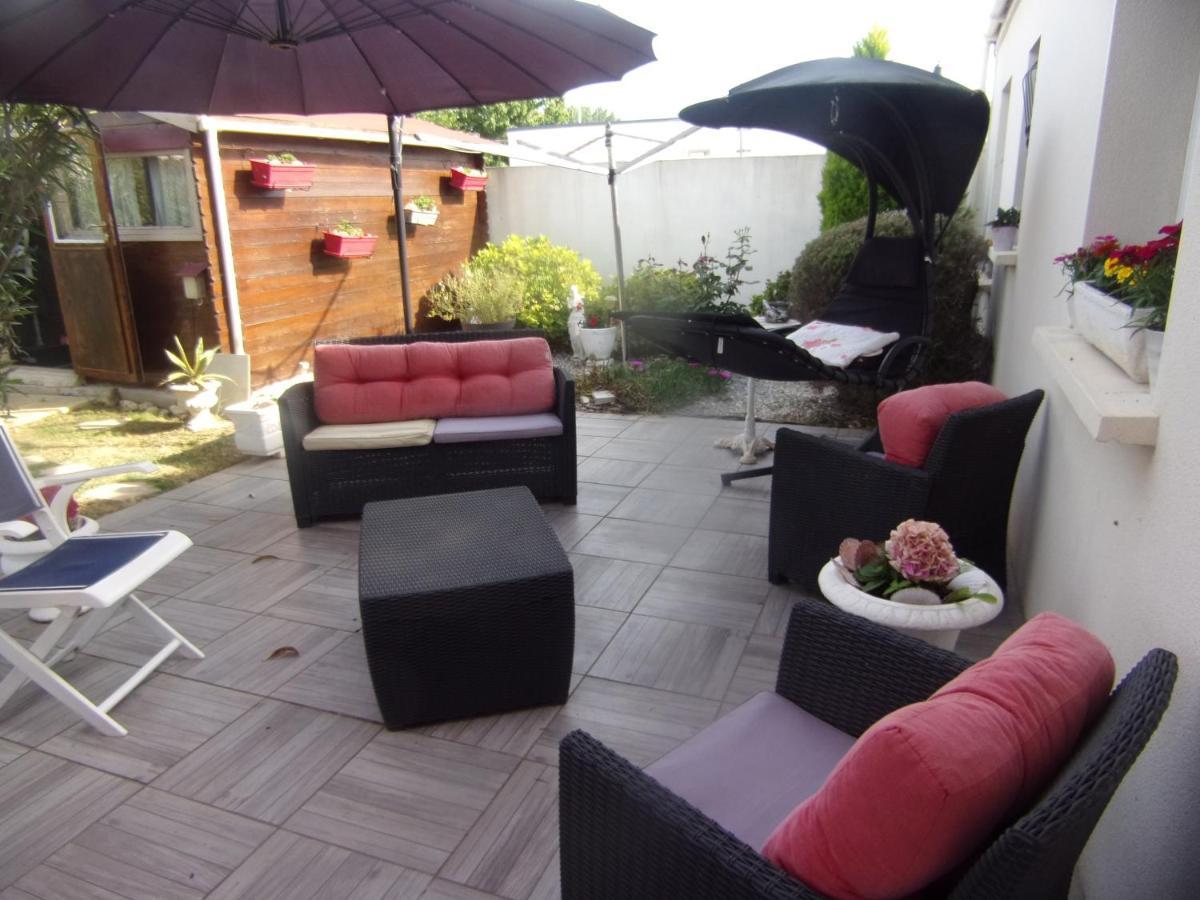 Chambre Lit Double Dans Pavillon , Chez Lilyanne Tonnay-Charente Buitenkant foto