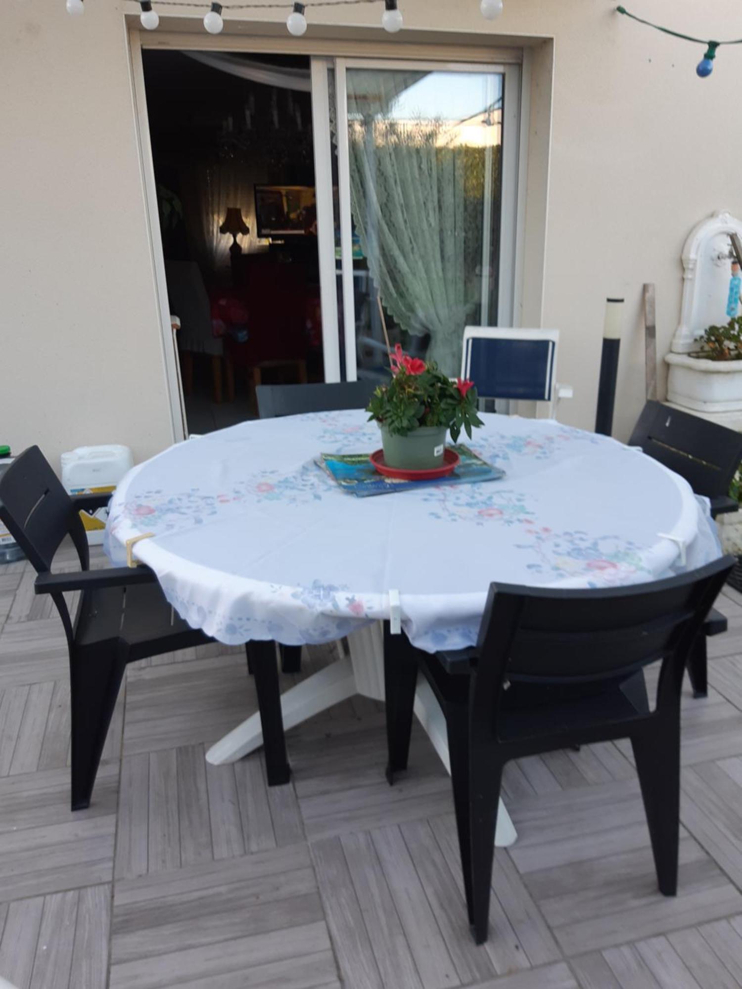 Chambre Lit Double Dans Pavillon , Chez Lilyanne Tonnay-Charente Buitenkant foto